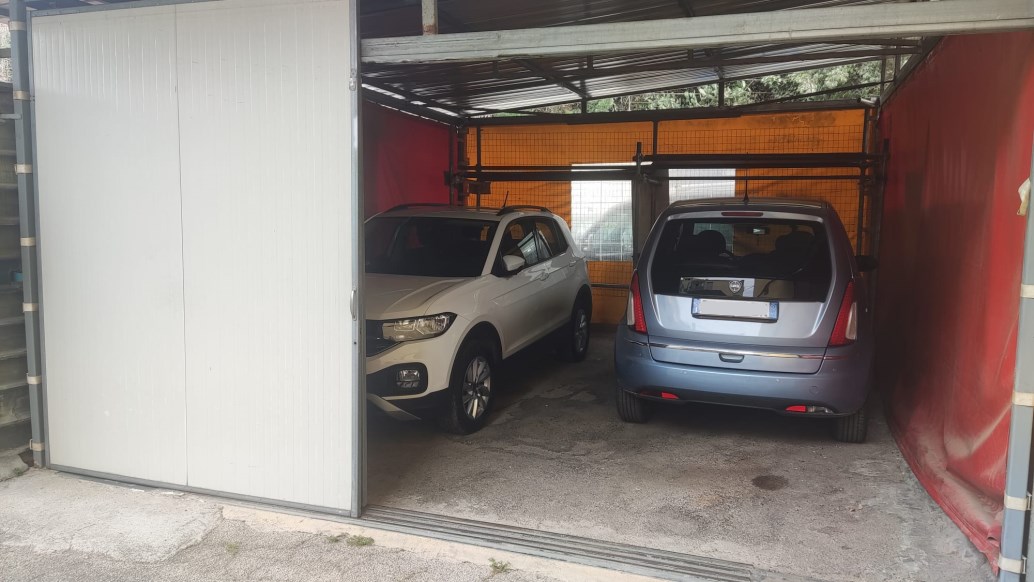 Box chiusi e parcheggio custodito Jazz Garage Napoli