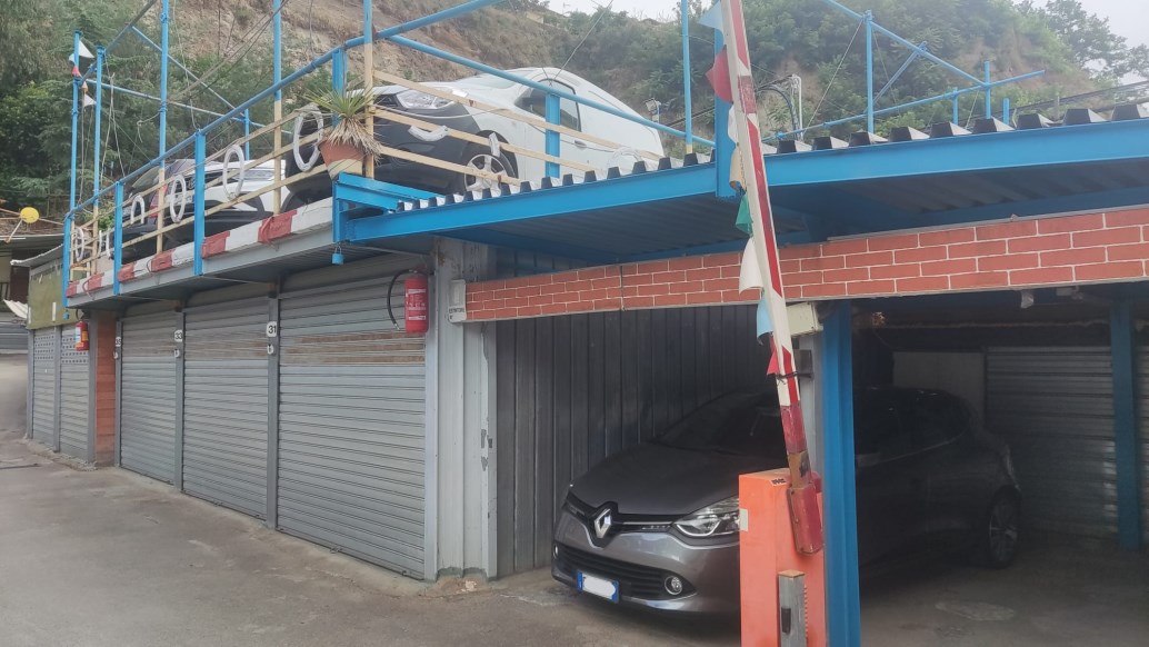Box chiusi e parcheggio custodito Jazz Garage Napoli