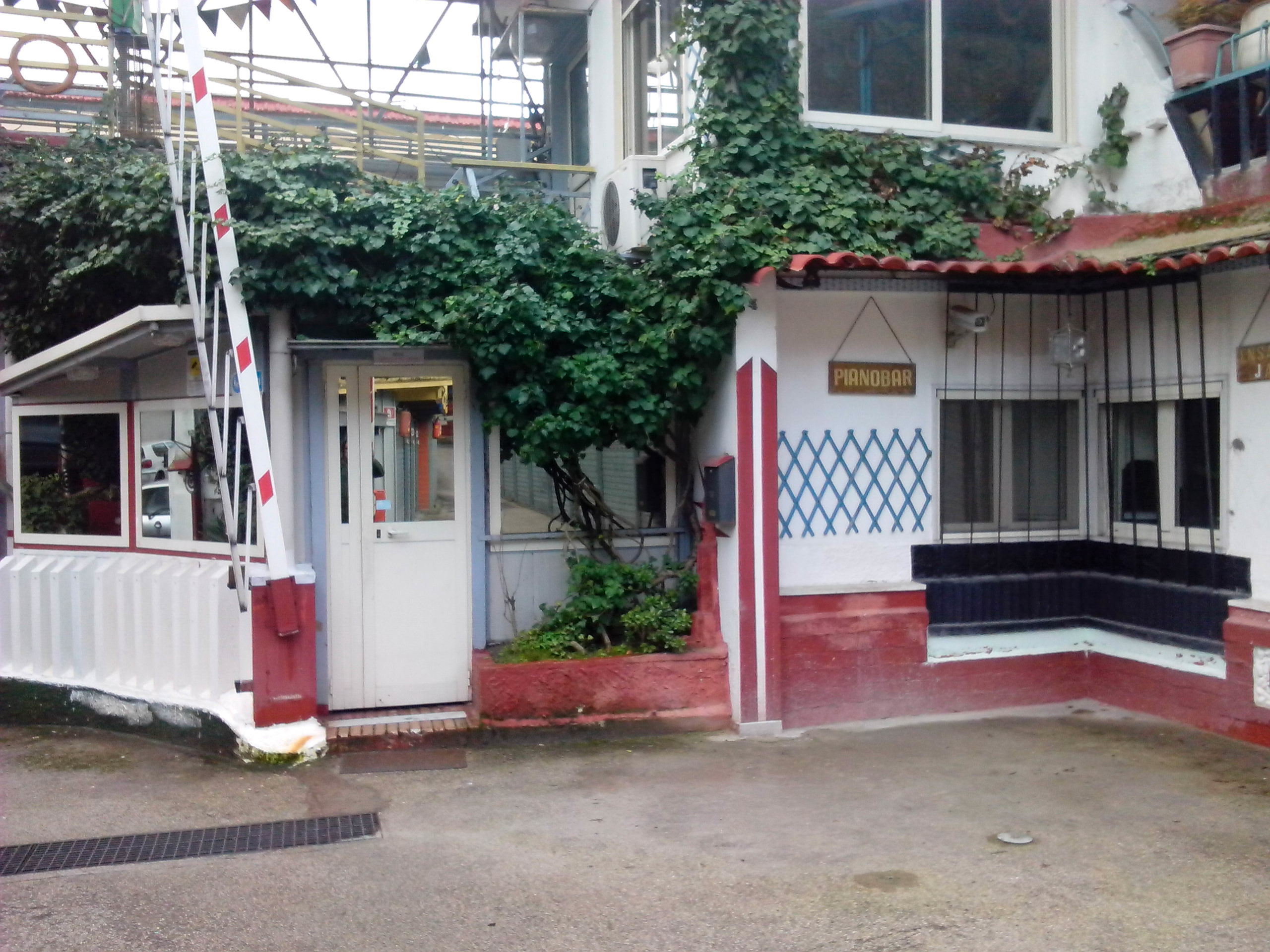 Ingresso del parcheggio Jazz garage a Napoli con area presidiata