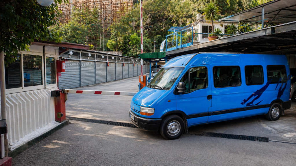 Navetta NCC di Jazz Garage all’ingresso del parcheggio per l’aeroporto di Napoli