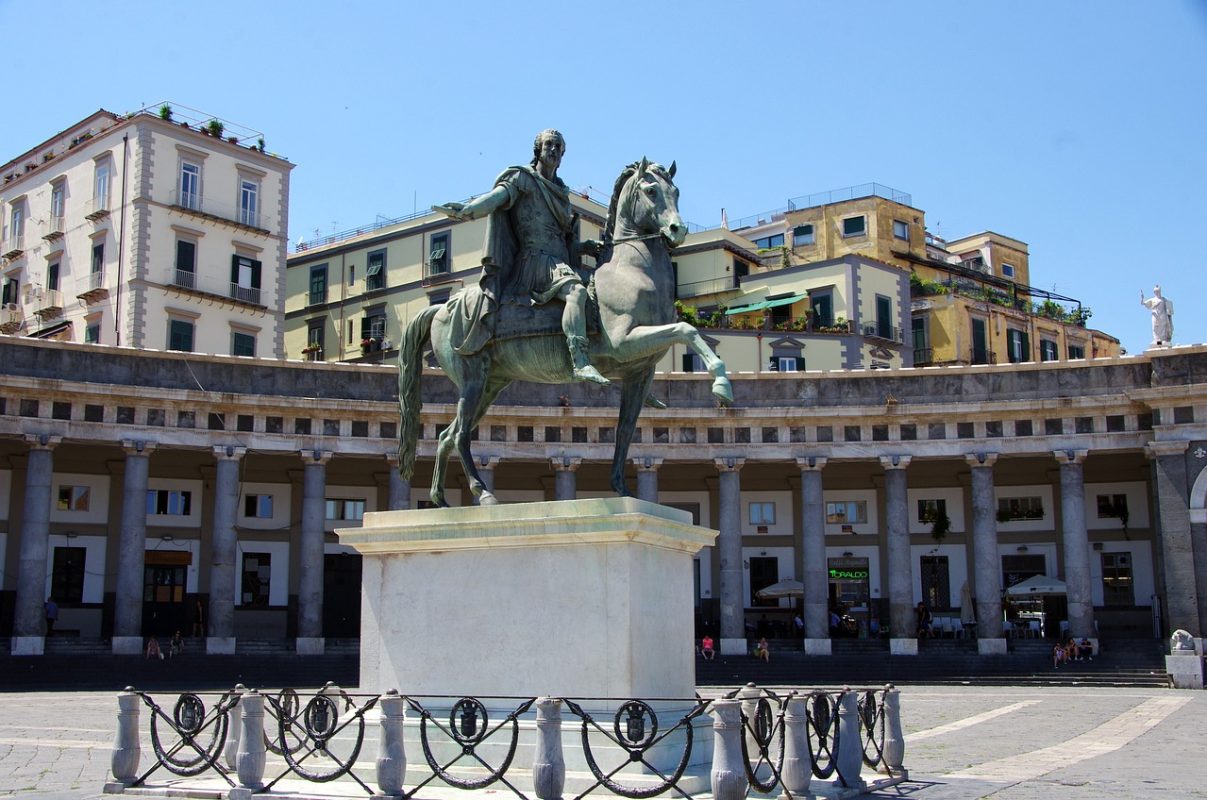 Piazza del Plebiscito Napoli spazio aperto e monumenti