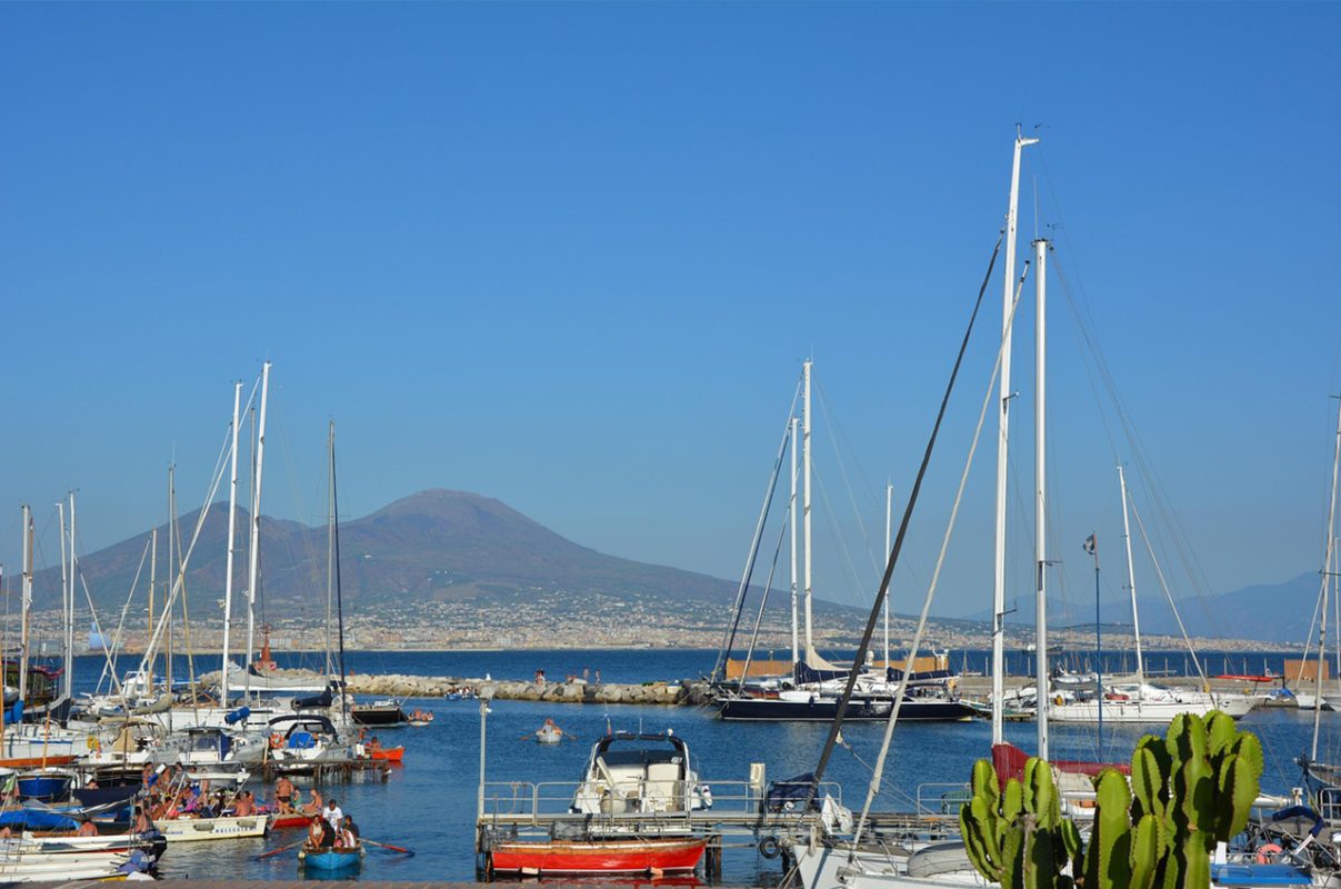 Panorama del Vesuvio visto da Napoli